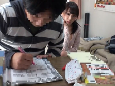 胸チラで誘惑してくる淫乱家庭教師にムラつき我慢できずにハメ開始